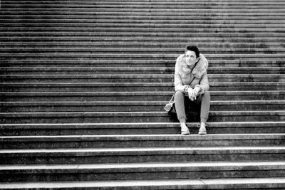 Full length of woman sitting on steps