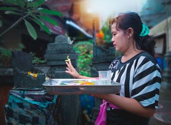 Balinesse girl praying