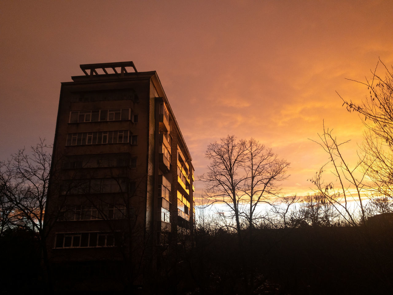 LOW ANGLE VIEW OF SILHOUETTE BUILDING AGAINST SKY DURING SUNSET