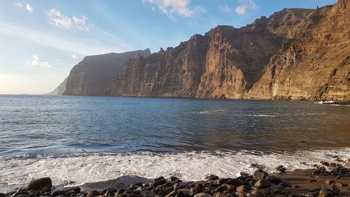 Scenic view of sea and mountains against sky, los gigantes, tenerife
