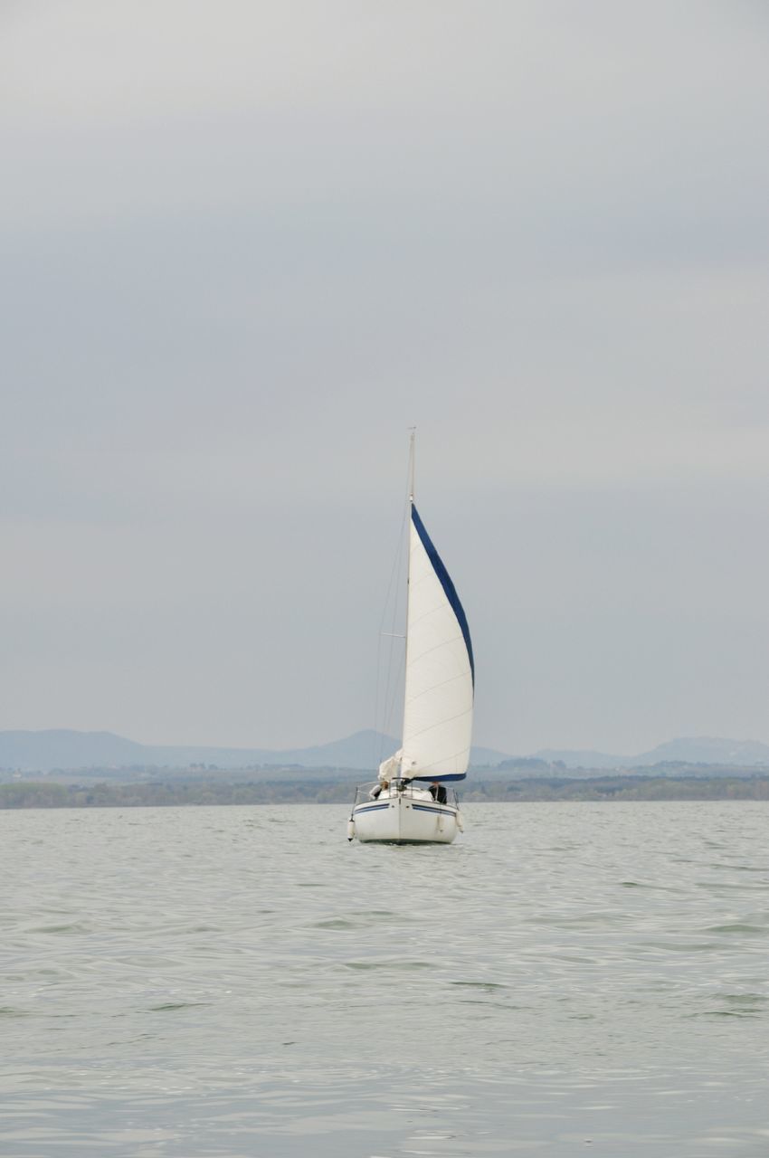 SAILBOAT SAILING ON SEA