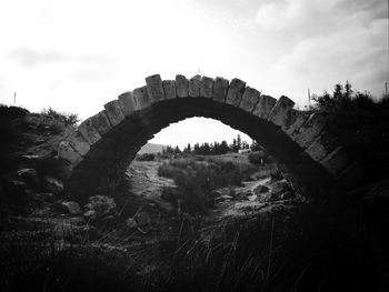 Arch bridge against sky