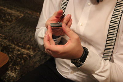 Midsection of man holding razor