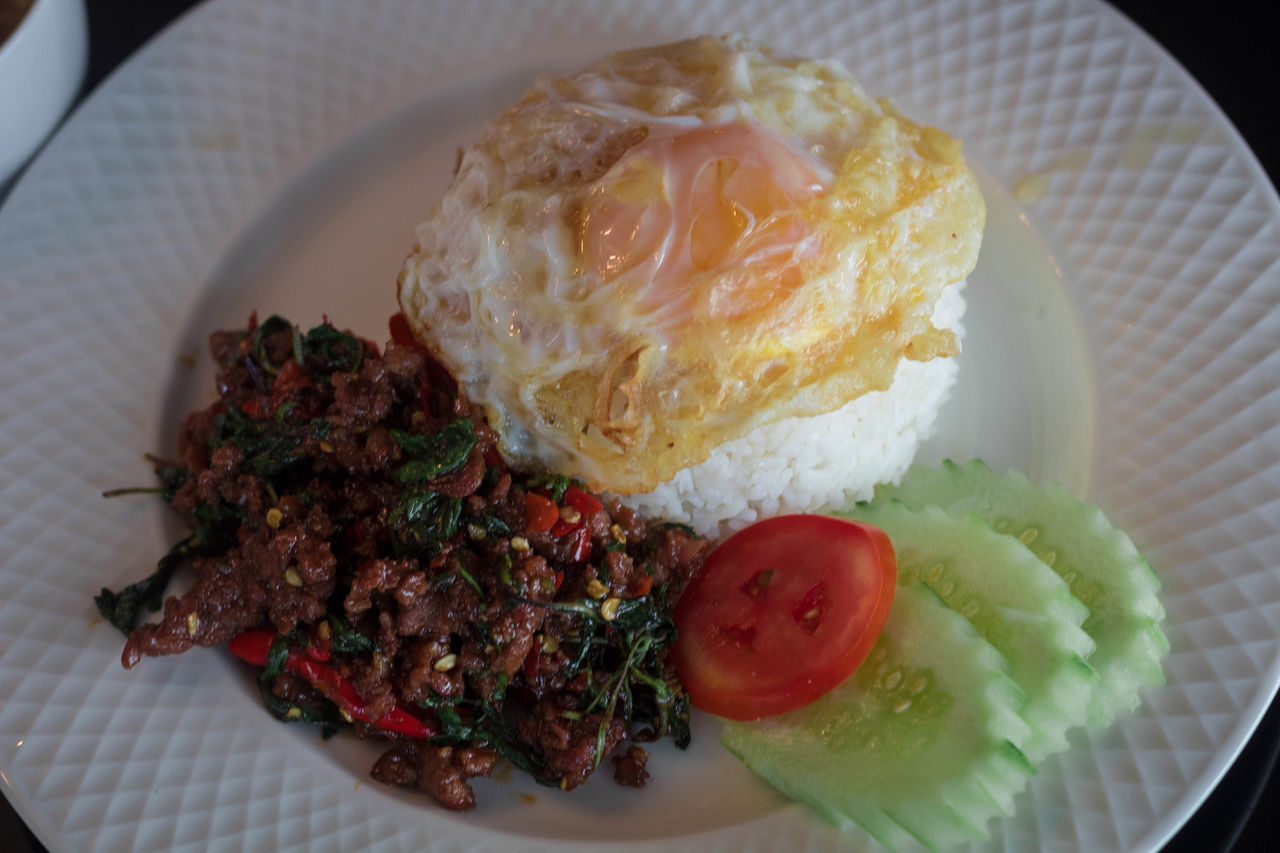 HIGH ANGLE VIEW OF BREAKFAST IN PLATE