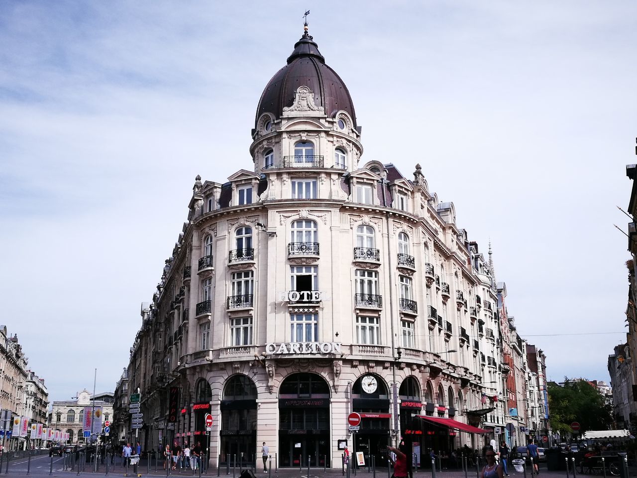 LOW ANGLE VIEW OF HISTORIC BUILDING AGAINST SKY