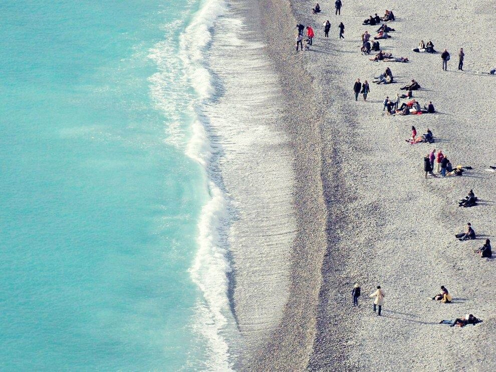 large group of people, water, lifestyles, leisure activity, beach, high angle view, vacations, men, mixed age range, person, sea, enjoyment, tourist, shore, weekend activities, tourism, enjoying, medium group of people, sand