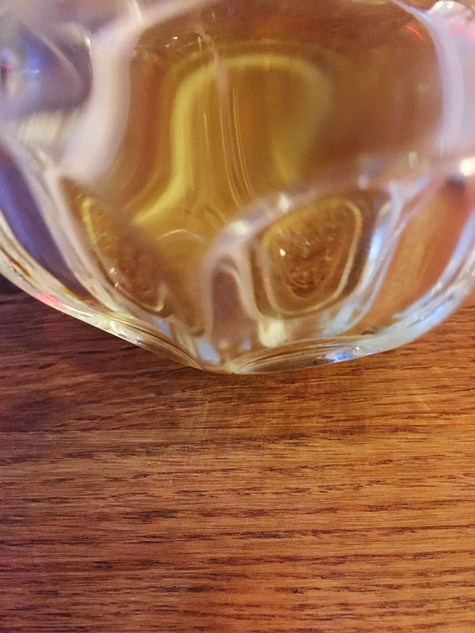 CLOSE-UP OF DRINK IN GLASS ON TABLE