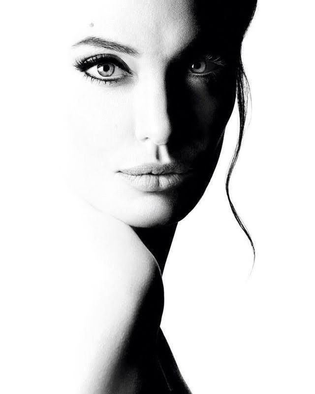 CLOSE-UP PORTRAIT OF A YOUNG WOMAN OVER BLACK BACKGROUND