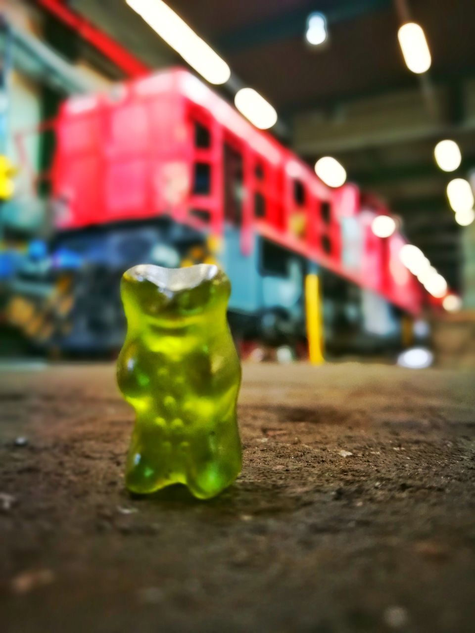 CLOSE-UP OF ILLUMINATED GREEN LIGHT