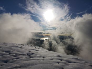 A glimpse of the ligurian sea between the snow and clouds.
