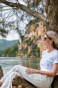 Side view of young woman looking at lake