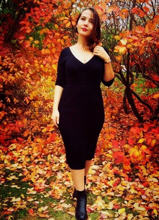 FULL LENGTH OF WOMAN STANDING IN AUTUMN