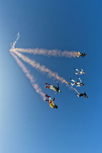 Skydivers in air