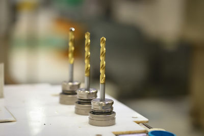 Machine part with tool equipment and metal material for industrial manufacturing