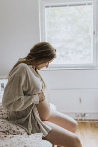 Pregnant woman sitting in bed