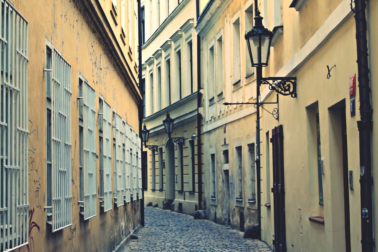 architecture, built structure, building exterior, window, building, residential building, residential structure, narrow, the way forward, city, in a row, day, diminishing perspective, no people, house, outdoors, door, empty, alley, exterior