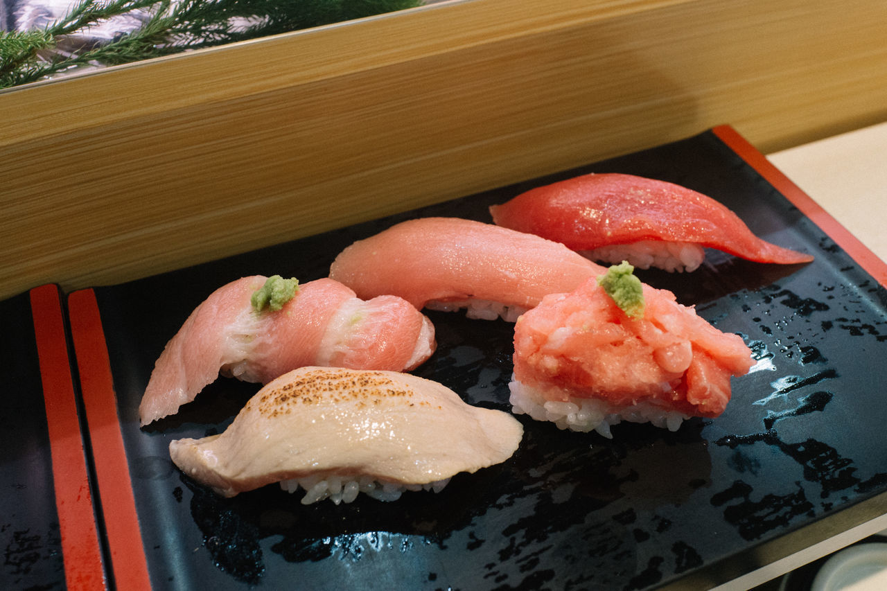 HIGH ANGLE VIEW OF SUSHI ON PLATE