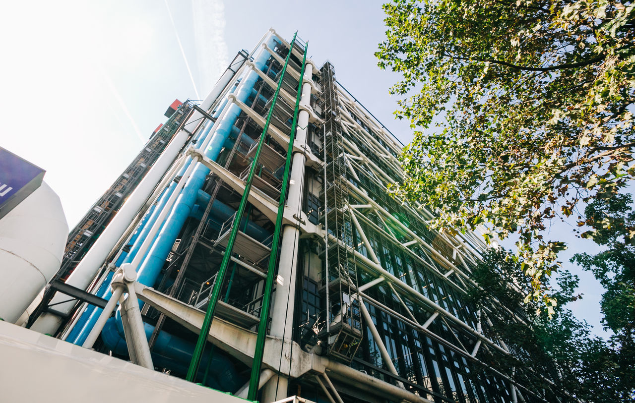 LOW ANGLE VIEW OF MODERN BUILDINGS AGAINST SKY