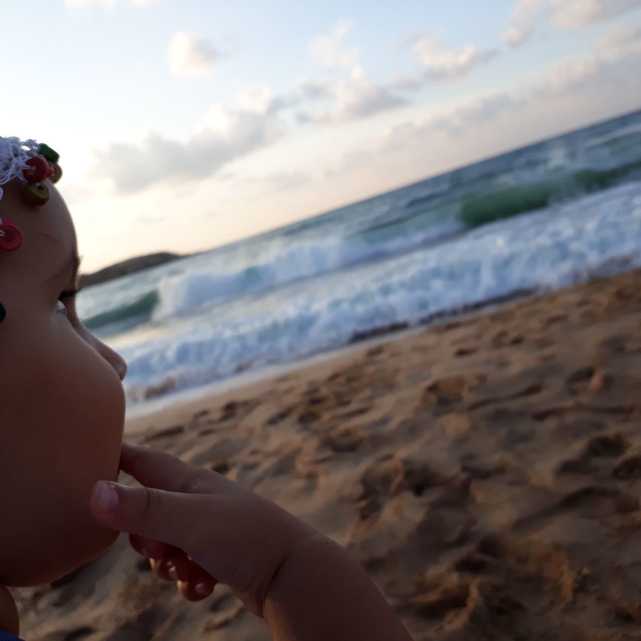 MIDSECTION OF WOMAN HAND ON BEACH