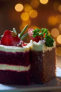 Close-up view of the slice of cakes