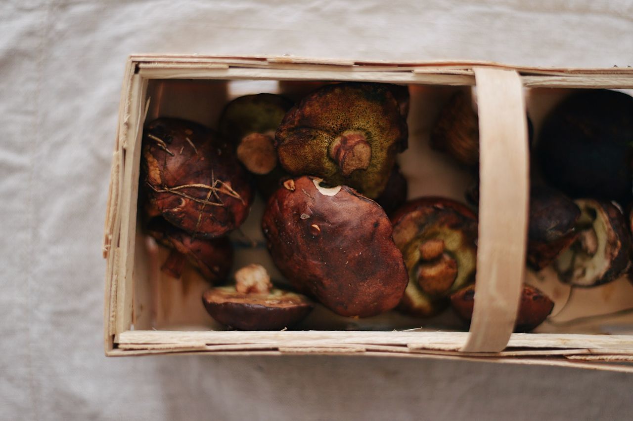 CLOSE-UP OF FRUITS IN BOX