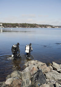 Divers preparing for diving