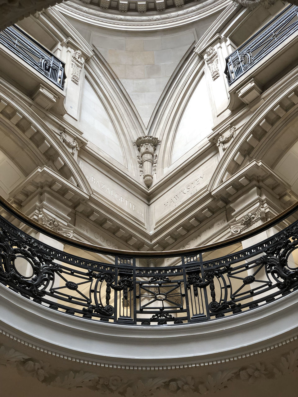 LOW ANGLE VIEW OF ORNATE CEILING IN BUILDING