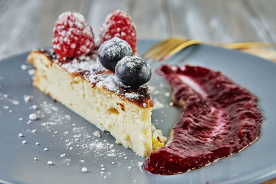 Cheesecake without dough with red fruit sauce