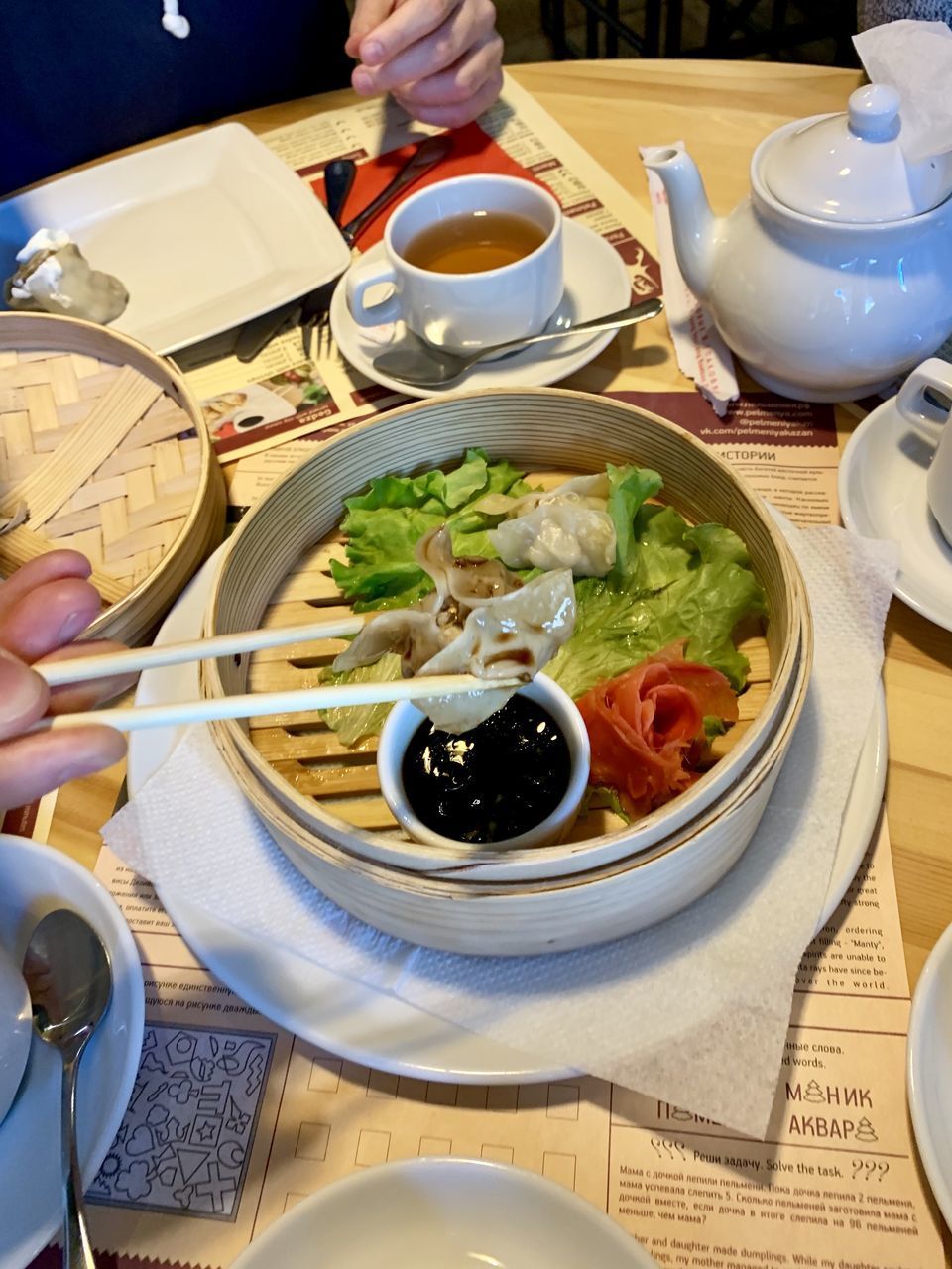 HIGH ANGLE VIEW OF MEAL IN RESTAURANT