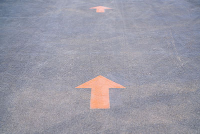 Orange arrows are signs on the asphalt of the road