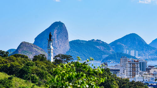 Photo of sugarloaf mountain with the basilica of our lady help of christians during the day