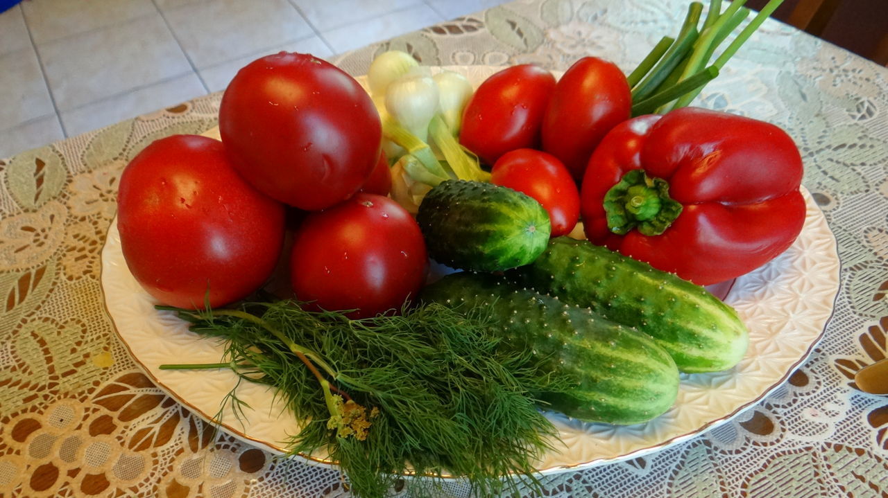 HIGH ANGLE VIEW OF TOMATOES AND VEGETABLES ON TABLE