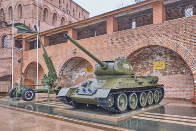 T-34-85 tank, produced during great patriotic war, near wall of nizhny novgorod kremlin, russia