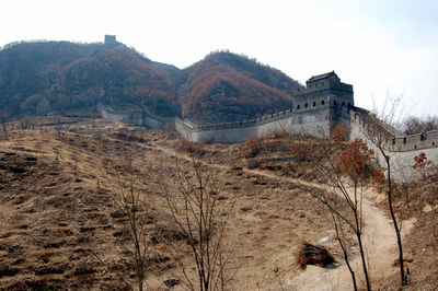 Great wall of china on mountain against sky