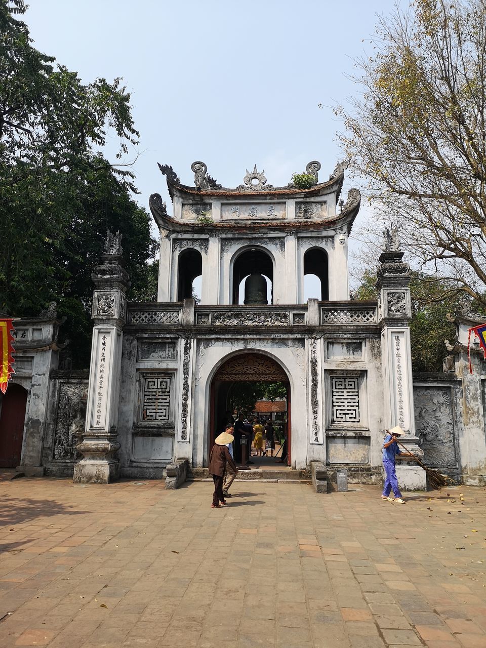 PEOPLE IN FRONT OF BUILDING