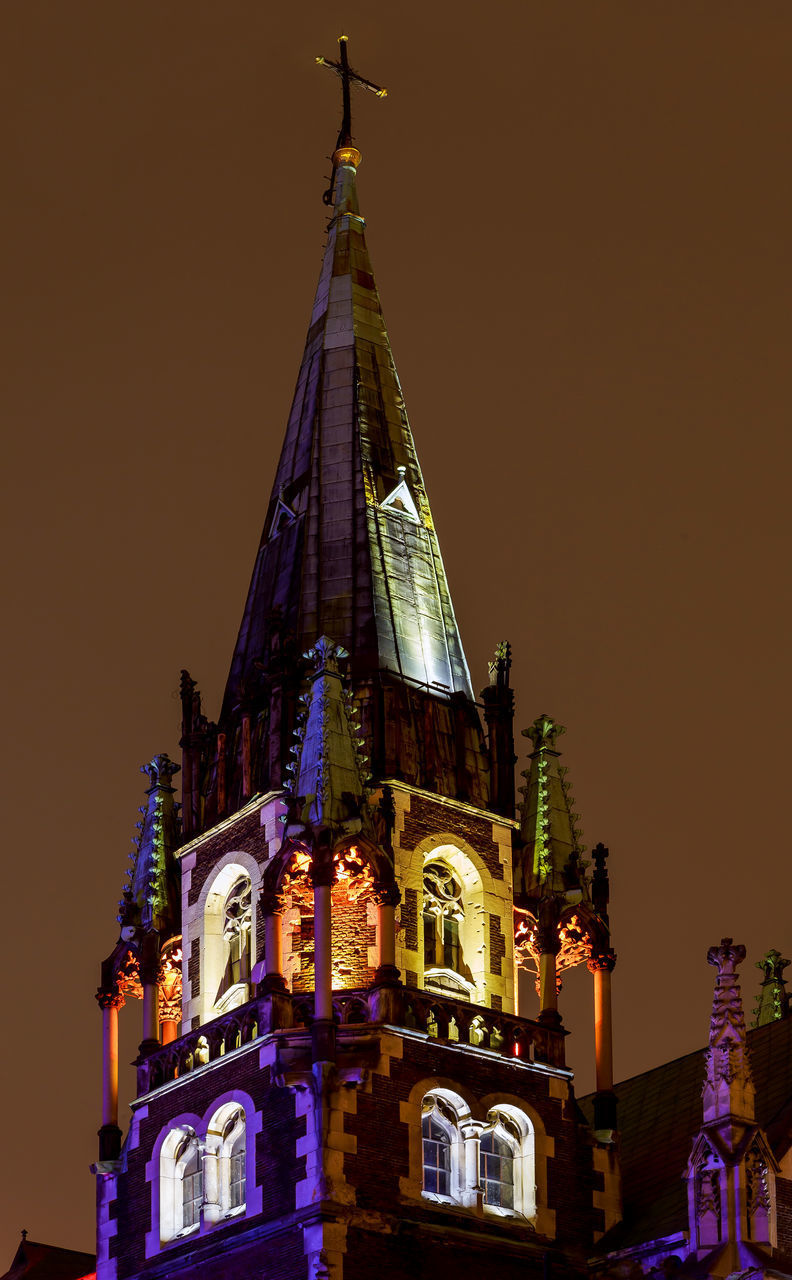 LOW ANGLE VIEW OF ILLUMINATED BUILDING AT NIGHT