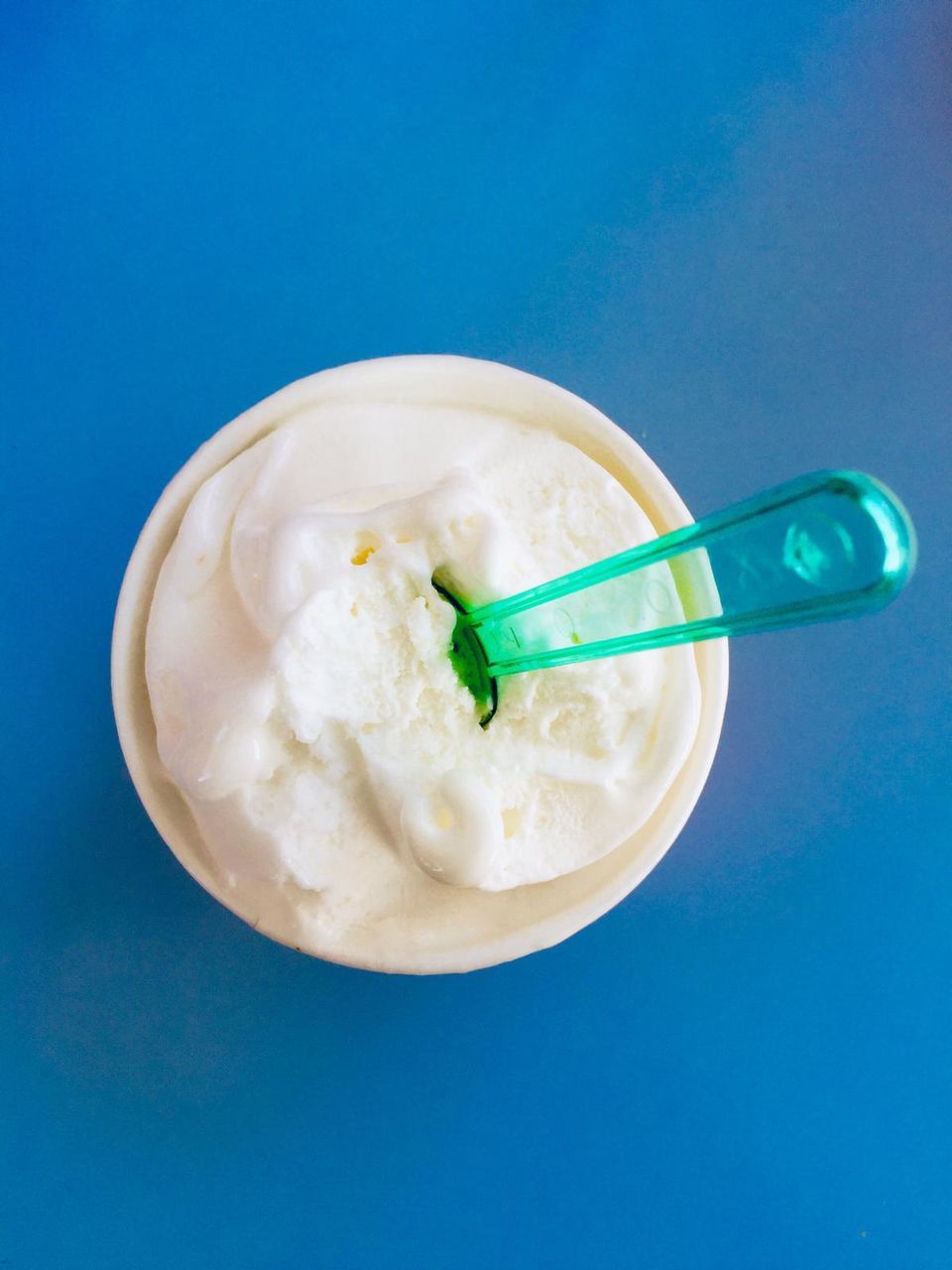 HIGH ANGLE VIEW OF ICE CREAM IN GLASS