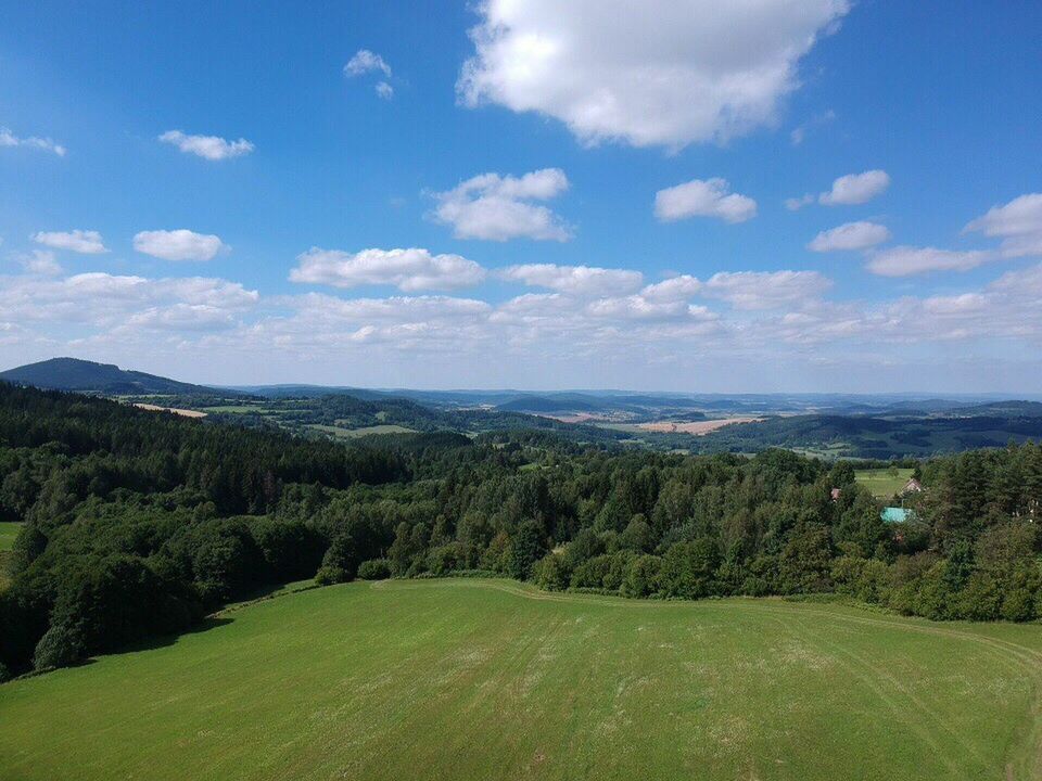 IDYLLIC SHOT OF GREEN LANDSCAPE AGAINST SKY