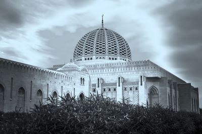 Sultan qaboos grand mosque against sky