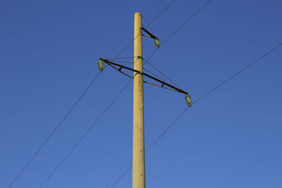 Electric high-voltage pole with linear wires