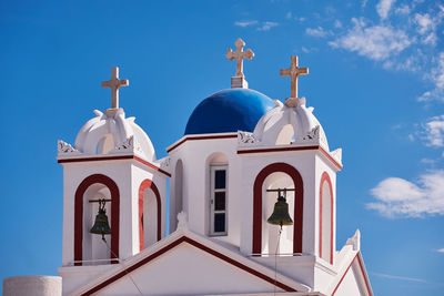 Small church with its blue dome - fira, santorini, greece - beautiful blue sky