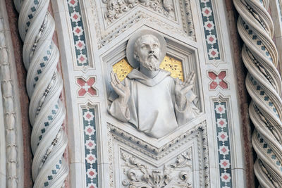 Florentine saint, portal of cattedrale di santa maria del fiore, florence, italy