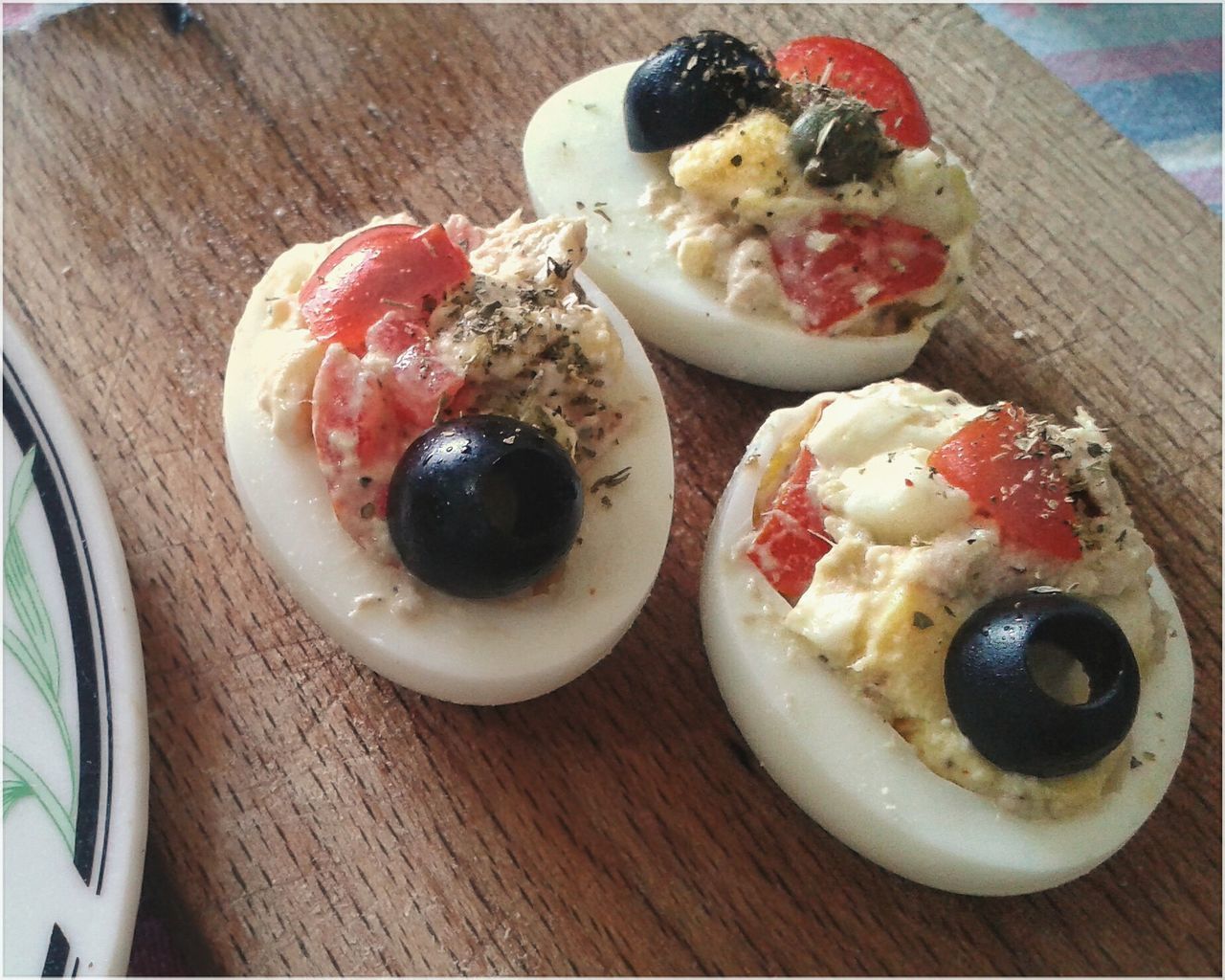 HIGH ANGLE VIEW OF BREAKFAST IN PLATE