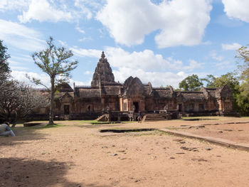 Old ruins of building against sky