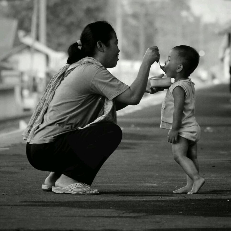 childhood, full length, boys, lifestyles, casual clothing, focus on foreground, leisure activity, elementary age, person, togetherness, girls, sitting, bonding, innocence, playing, love, side view