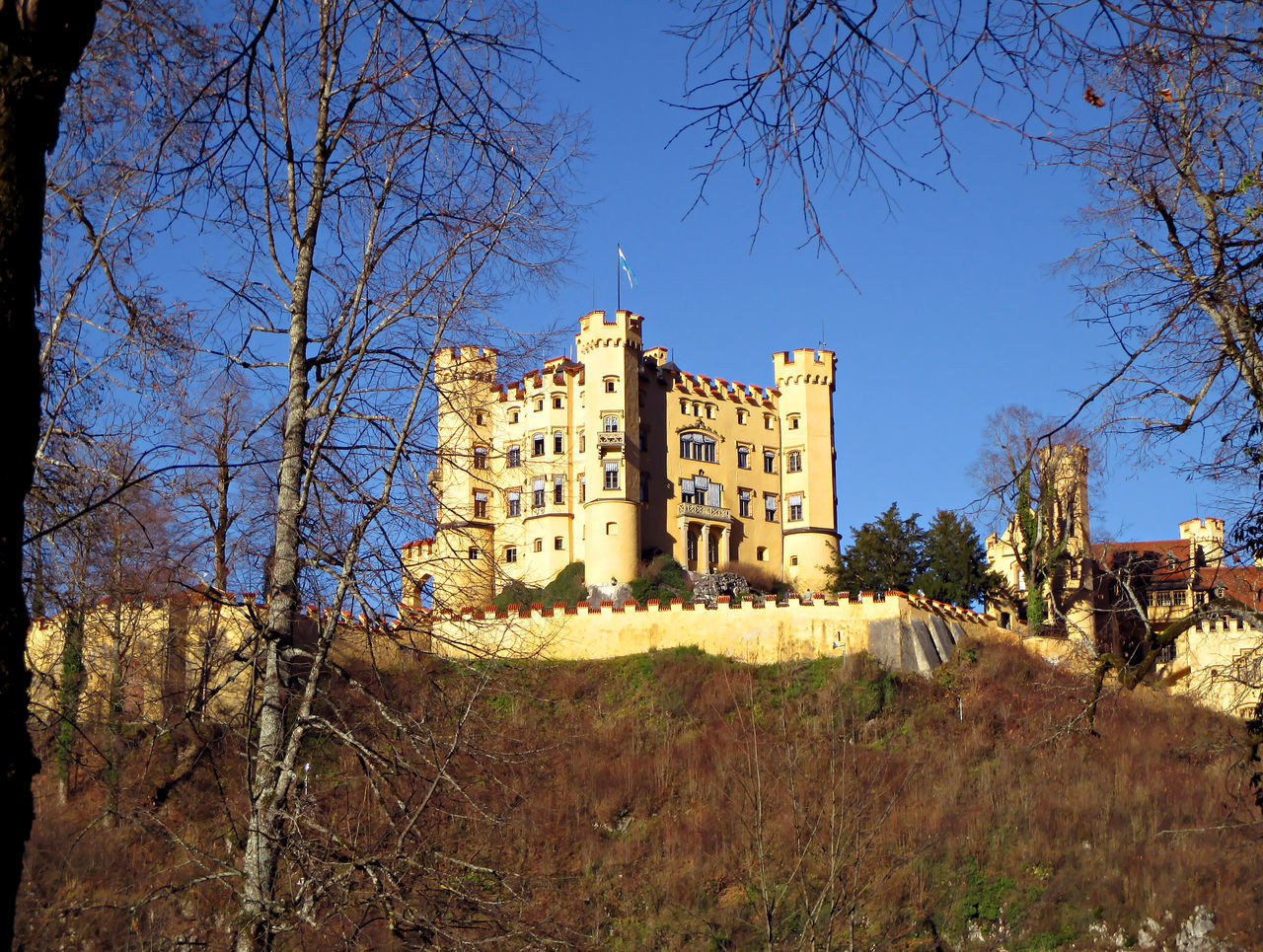 LOW ANGLE VIEW OF BUILDING AGAINST CLEAR SKY