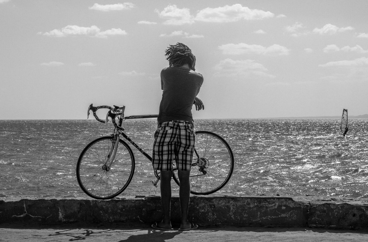 bicycle, water, sea, sky, leisure activity, lifestyles, transportation, horizon over water, mode of transport, men, full length, beach, shore, side view, nature, tranquil scene, tranquility, scenics