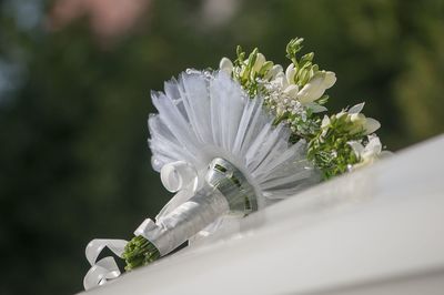 Tilt shot of flowers bouquet on decorated wedding car roof