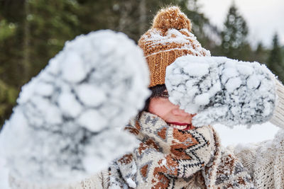 Winter portrait of a young woman. winter clothes, snow.