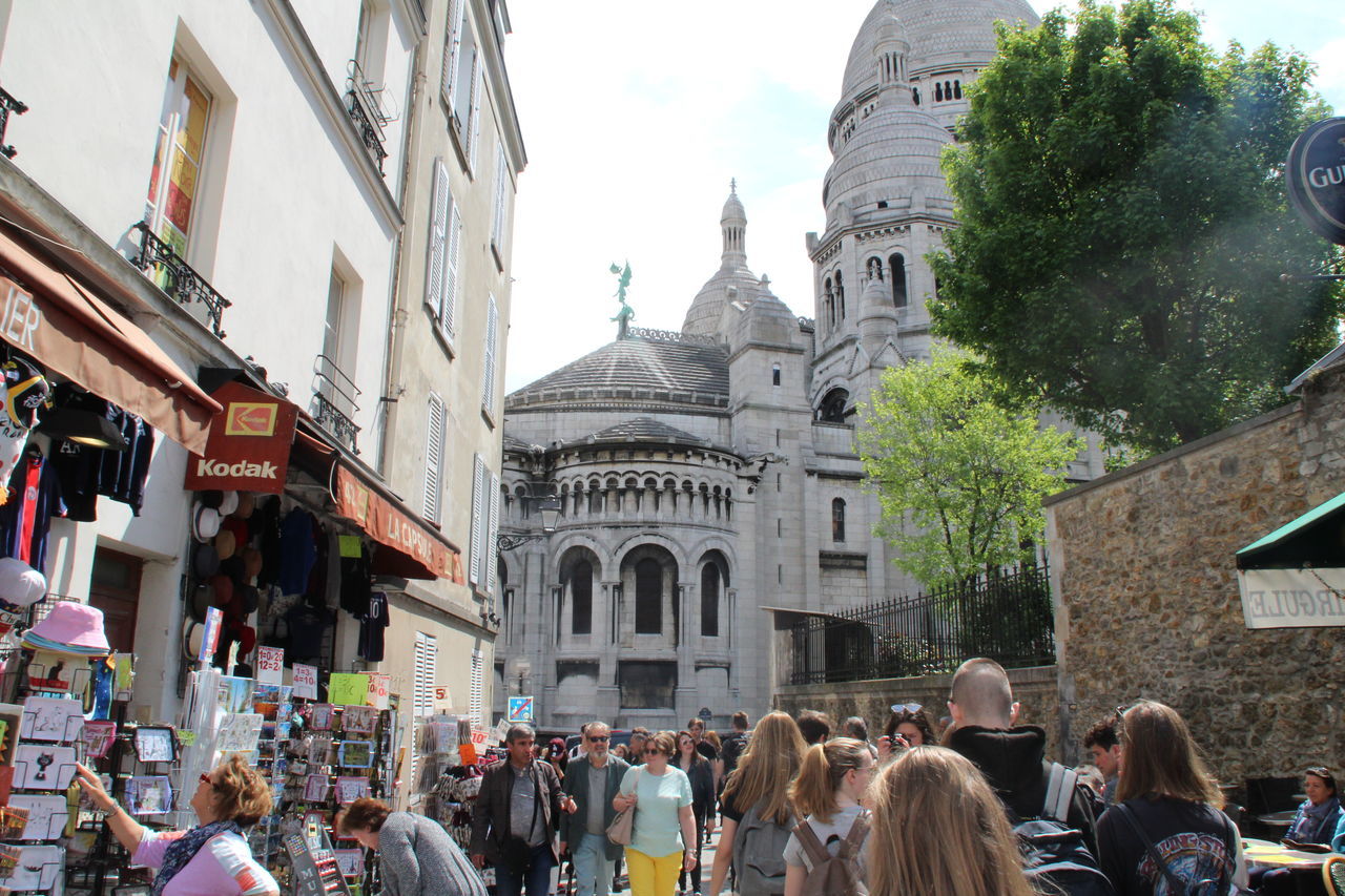 building exterior, architecture, built structure, large group of people, real people, men, women, travel destinations, leisure activity, lifestyles, tourism, mixed age range, outdoors, day, city life, crowd, city, sky, tree, adult, people